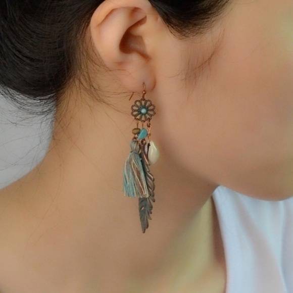 Jewelry - Last one! Vintage boho feather earrings